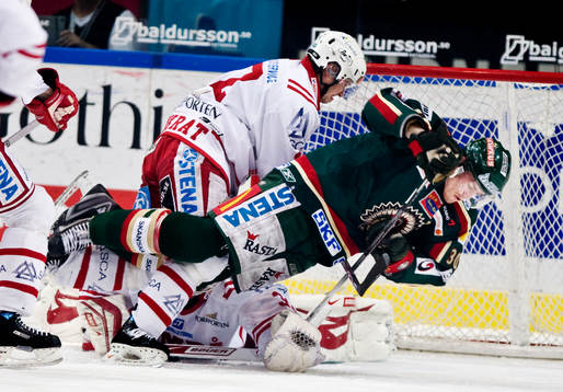 Petr Tenkrat, Timrå, välter Jonas Johnson, Frölunda