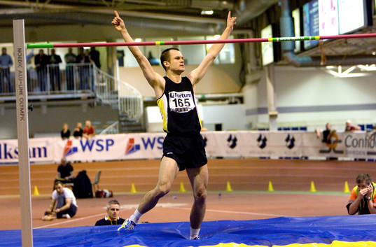 Stefan Holm vinner höjdhoppet på 2.37 m