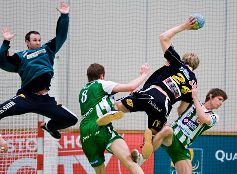 Johan Jakobsson, Sävehof, stoppas av Daniel Båverud,