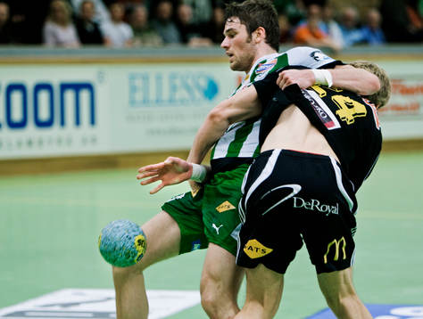 Fredrik Larsson, Hammarby, stoppas av Johan Jakobsson,