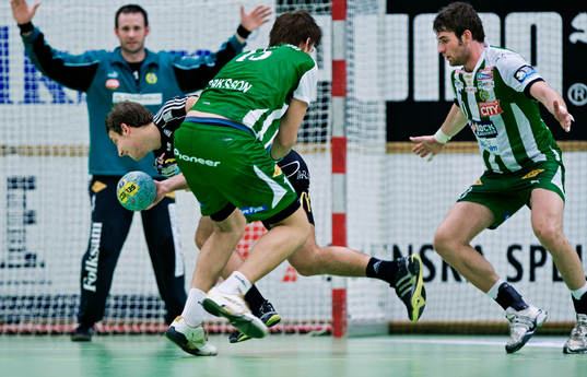 Patrik Fahlgren, Sävehof, tar sig förbi Jens Eriksson,
