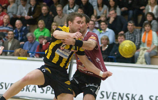 Michael Apelgren stoppas av Lugi-försvararen
