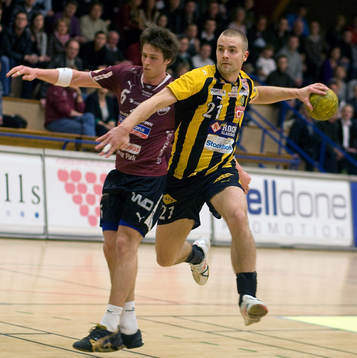 Erik Höglund, Hammarby, rundar Kim Ekdahl du Riez och