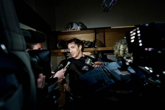 Joe Sakic, Colorado Avalanche, möter pressuppbådet