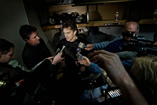 Joe Sakic, Colorado Avalanche, möter pressuppbådet