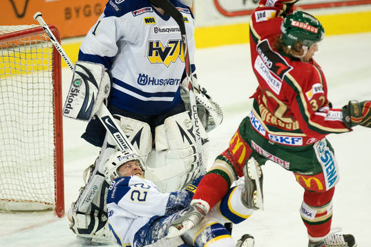 David Petrasek fäller Johan Andersson i Frölunda