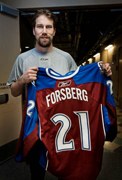Peter Forsberg visar upp sin matchtröja