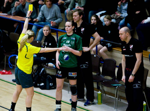 Emma Bergqvist, Önnered, får gult kort. Domare, varning