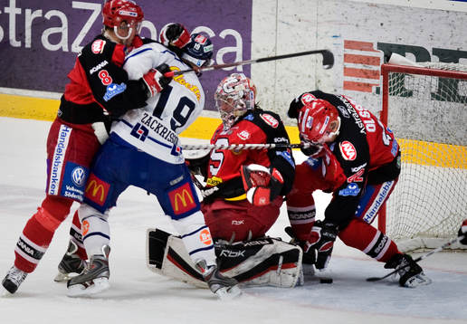 Jens Olsson, Södertälje, spelar med handen i eget