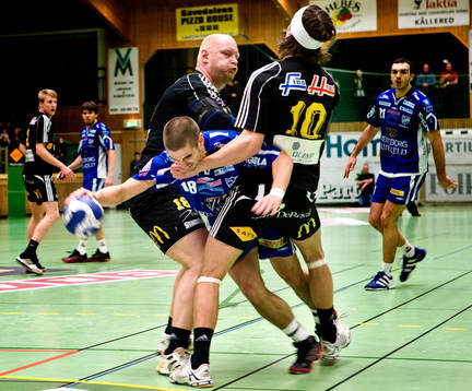 Andreas Bamberg försöker ta sig igenom Sävehofs försvar