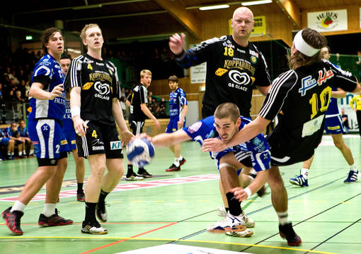 Andreas Bamberg försöker ta sig igenom Sävehofs försvar