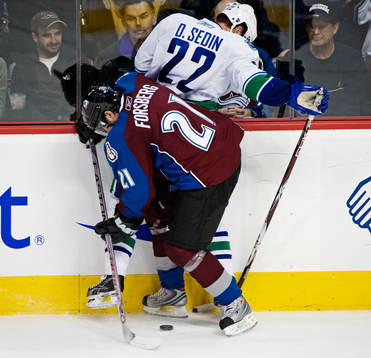 Peter Forsberg tacklar Daniel Sedin