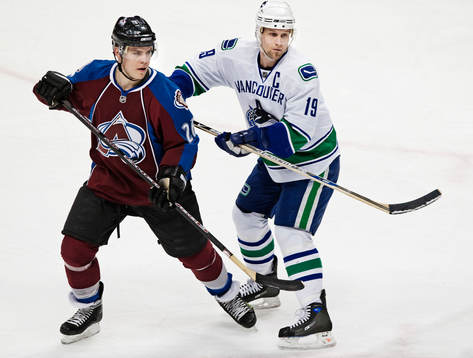 Markus Näslund, Vancouver Canucks, trycker till Paul