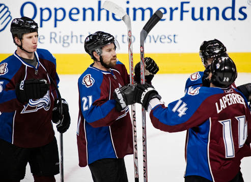 Peter Forsberg gratuleras