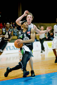 Jeremiah Johnsson, Sthlm framför Nils Hedström, Solna