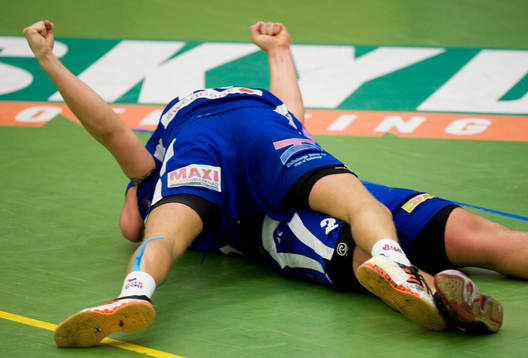 Matchhjälten Andreas Nilsson kramas liggande av Kenny Ekman
