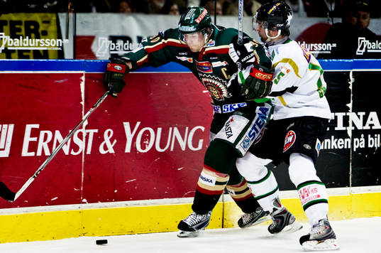 Jonas Johnson, Frölunda, trycks upp i sargen av Dominik