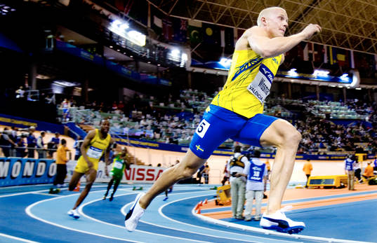 Johan Wissman, vinner sitt försöksheat  på 400 meter
