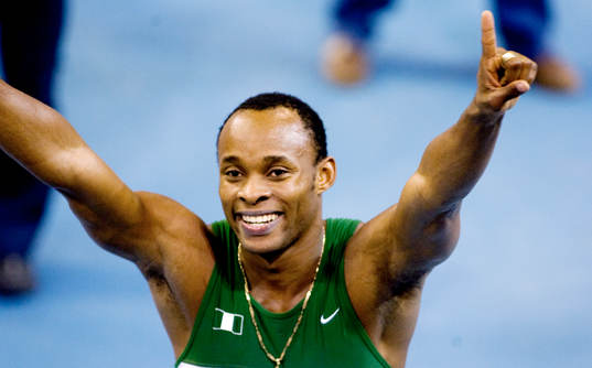 Vinnaren på 60 meter. Olusoji Fasuba, Nigeria