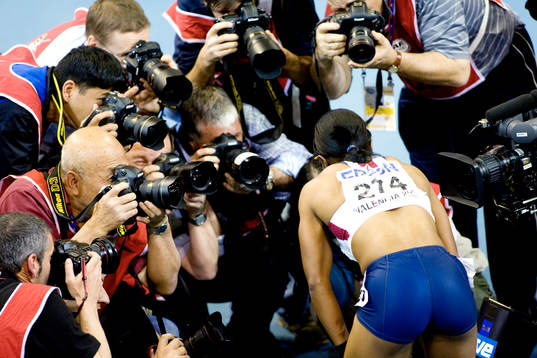 Angela Williams, USA omringad av fotografer