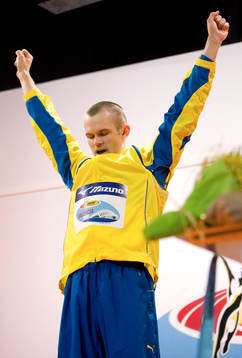Stefan Holm på prispallen med sitt 4:e inne-VM guld. Jubel