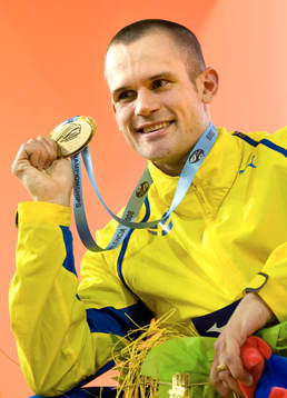 Stefan Holm på prispallen med sitt 4:e inne-VM guld. Medalj