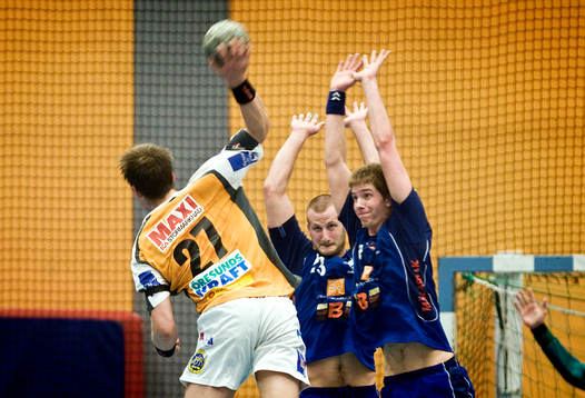 Olle Stenius, Kristianstad, försöker skjuta över Johan