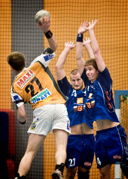 Olle Stenius, Kristianstad, försöker skjuta över Johan