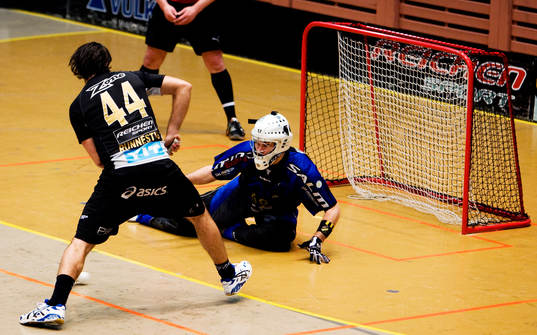 Peter Runnestig, Pixbo, sätter en straff med hjälp av