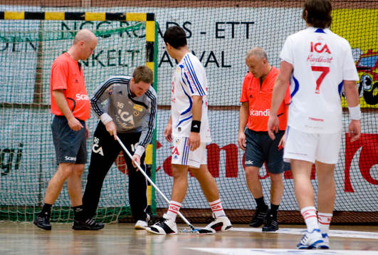 Andreas Palicka, Redbergslid, målvakt, svabbar golvet,