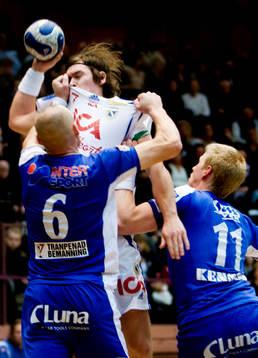 Lars Bernhardsson, Redbergslid, stoppas av Teddy Nordling
