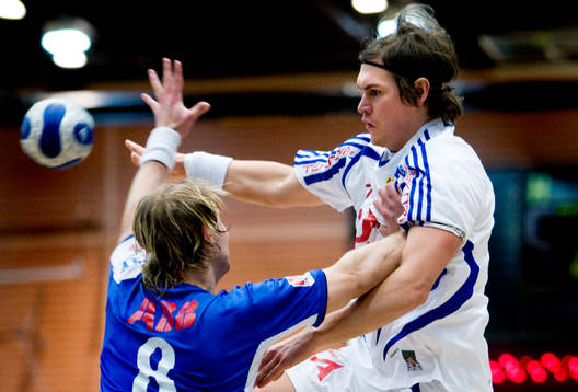 Lars Bernhardsson, Redbergslid, stoppas av Teddy Nordling,