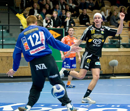 Victor Fridén i Sävehof. Richard Larsson målvakt,
