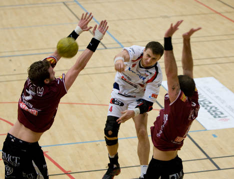 Pawel Albin skjuter mellan två Lugi-spelare