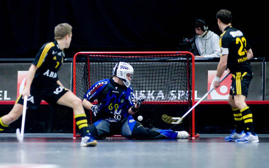 Bollen går i mål bakom Pekka Nieminen, Målvakt AIK