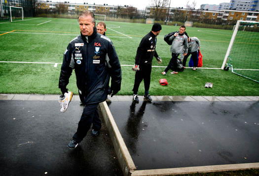 Roland Nilsson, tränare, lämnar en regnig Kulladals IP