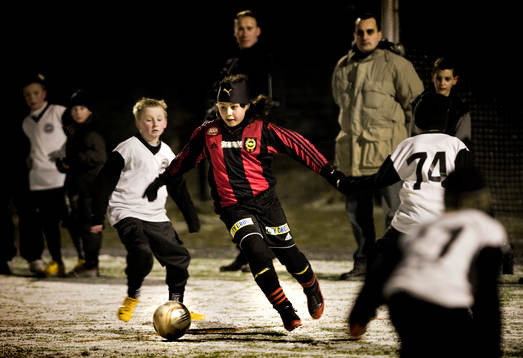 Nazlim Ülger har fart och bollkontroll. Här dribblar hon