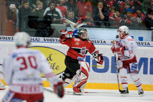 Karol Krizan, Målvakt Modo slår på Johan Andersson,