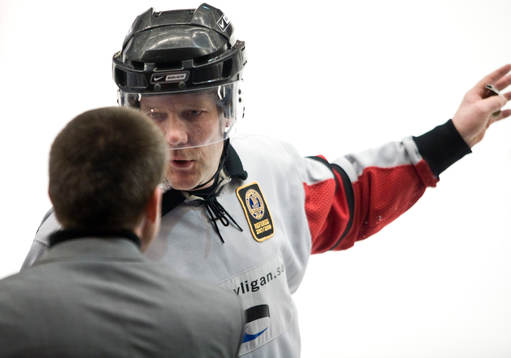 Domare Tomas Andersson talar med Färjestads tränare Tommy