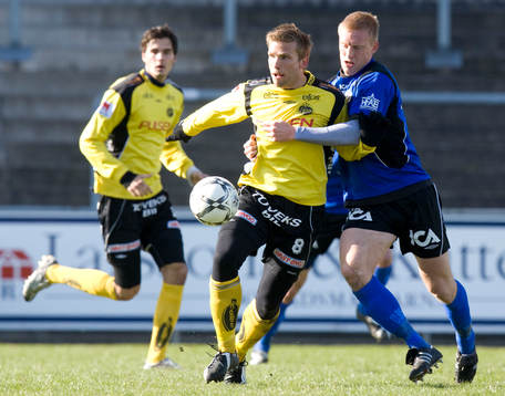 Peter Larsson trycker Anders Svensson i ryggen