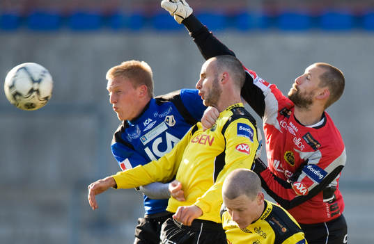 Johan Wiland boxar bort framför Peter Larsson