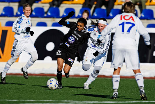 Marta, Umeå, tar sig förbi Malin Engdahl, Djurgården