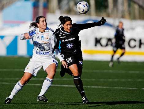 Therese Brogårde, Djurgården, i kamp om bollen med
