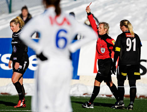 Ramona Bachmann, Umeå, överföll en Djurgården-spelare