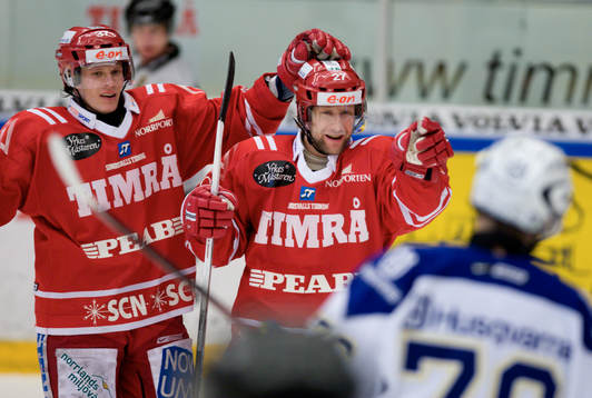 Timo Pärssinen jublar med Mika Pyörälä, Timrå