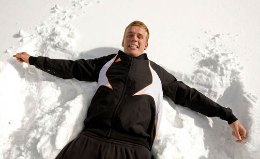 Pontus Wernbloom gör en "Snöängel"