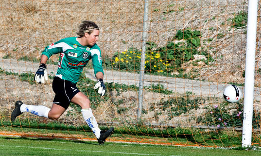 Sebastian Karlsson, målvakt Landskrona ser en frispark gå