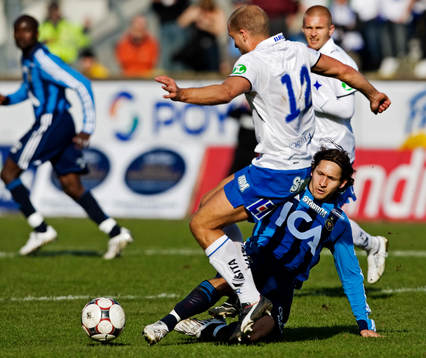 Andrej Komac, Djurgården, tacklar Gardar Gunnlaugsson,