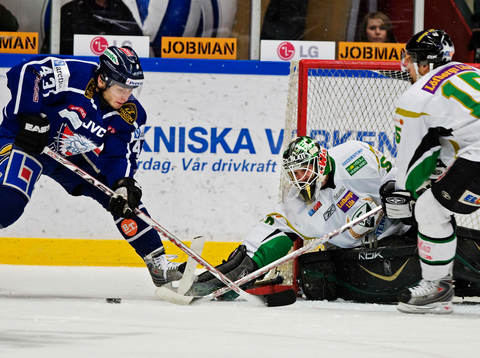 Tomas Surovy, Linköping, är nära att göra mål på
