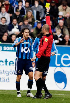 Martin Hansson, domare, delar ut ett gult kort till Andrej